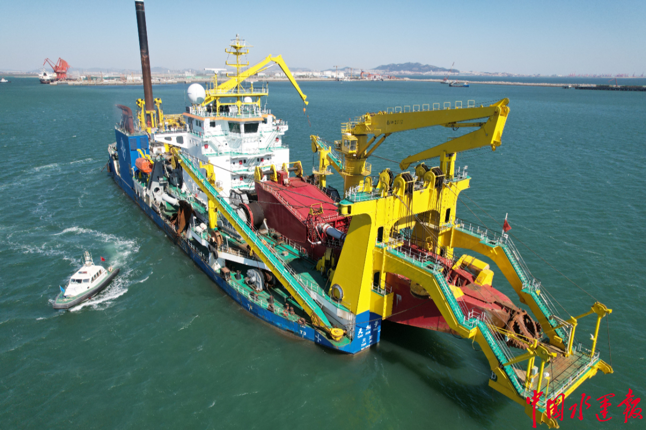 亚洲第一的大国重器"天鲲号"在连云港参与航道疏浚 海事部门"绿色通道