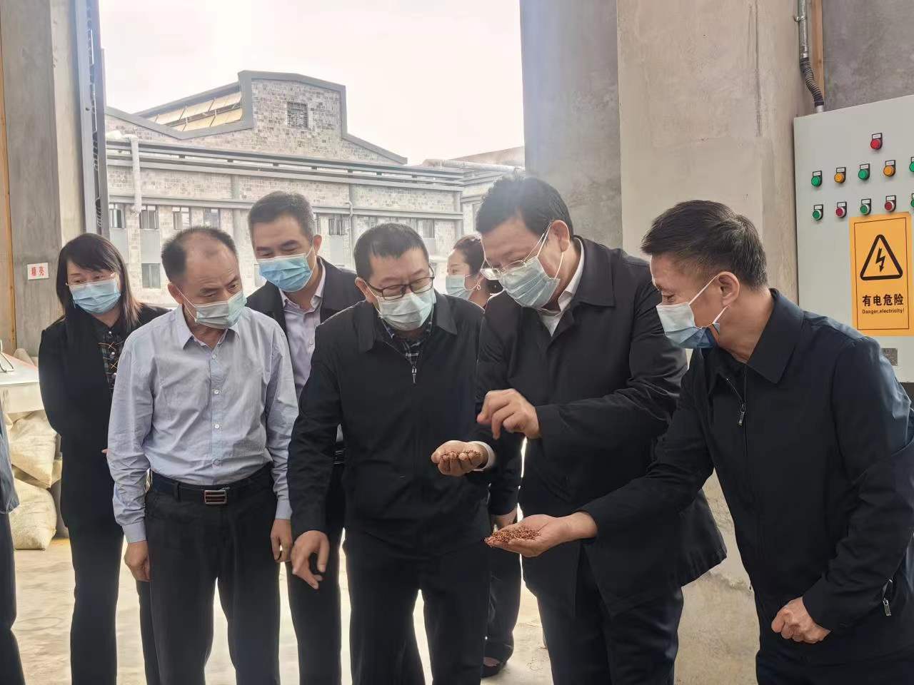 　　邵阳市委副书记、市长华学健调研