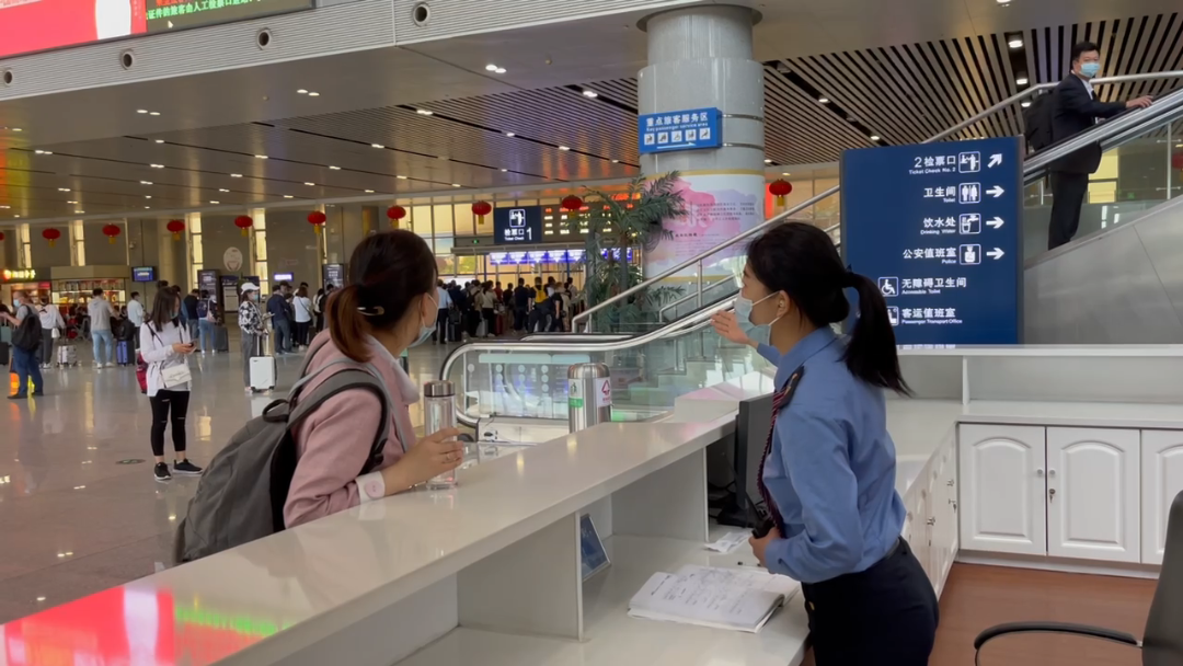 祁映辰摄一列动车组列车驶出郑州车站进入联络线.