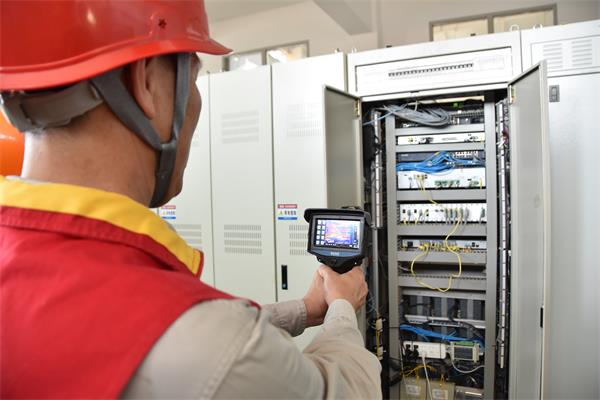 国网衡南县供电公司在企业配电室进行红外测温作业。记者白田田 摄