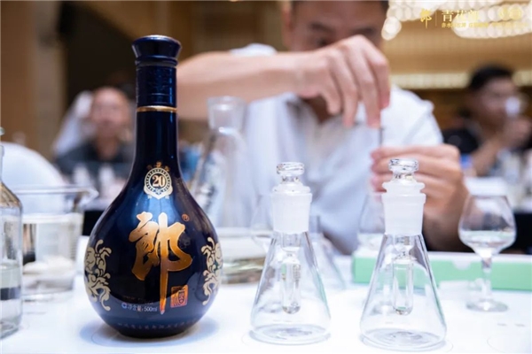 　　△现场嘉宾将青花郎老酒与珍稀金樽堡酒体进行勾调