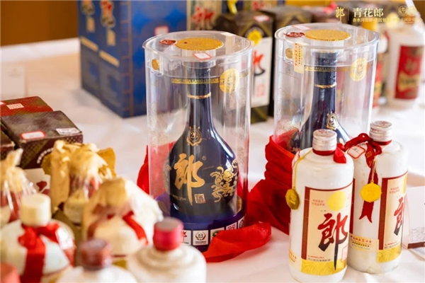 　　△众多陈年郎酒荣耀还乡