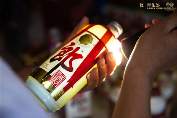 　　△活动现场专家对老酒进行鉴定