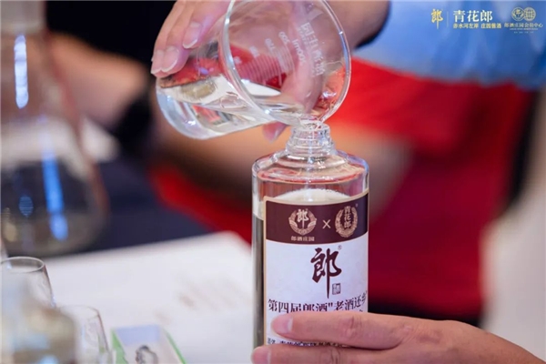 　　△亲自勾调、专属封装，生成极具意义的“郎酒庄园·亲调纪念酒”