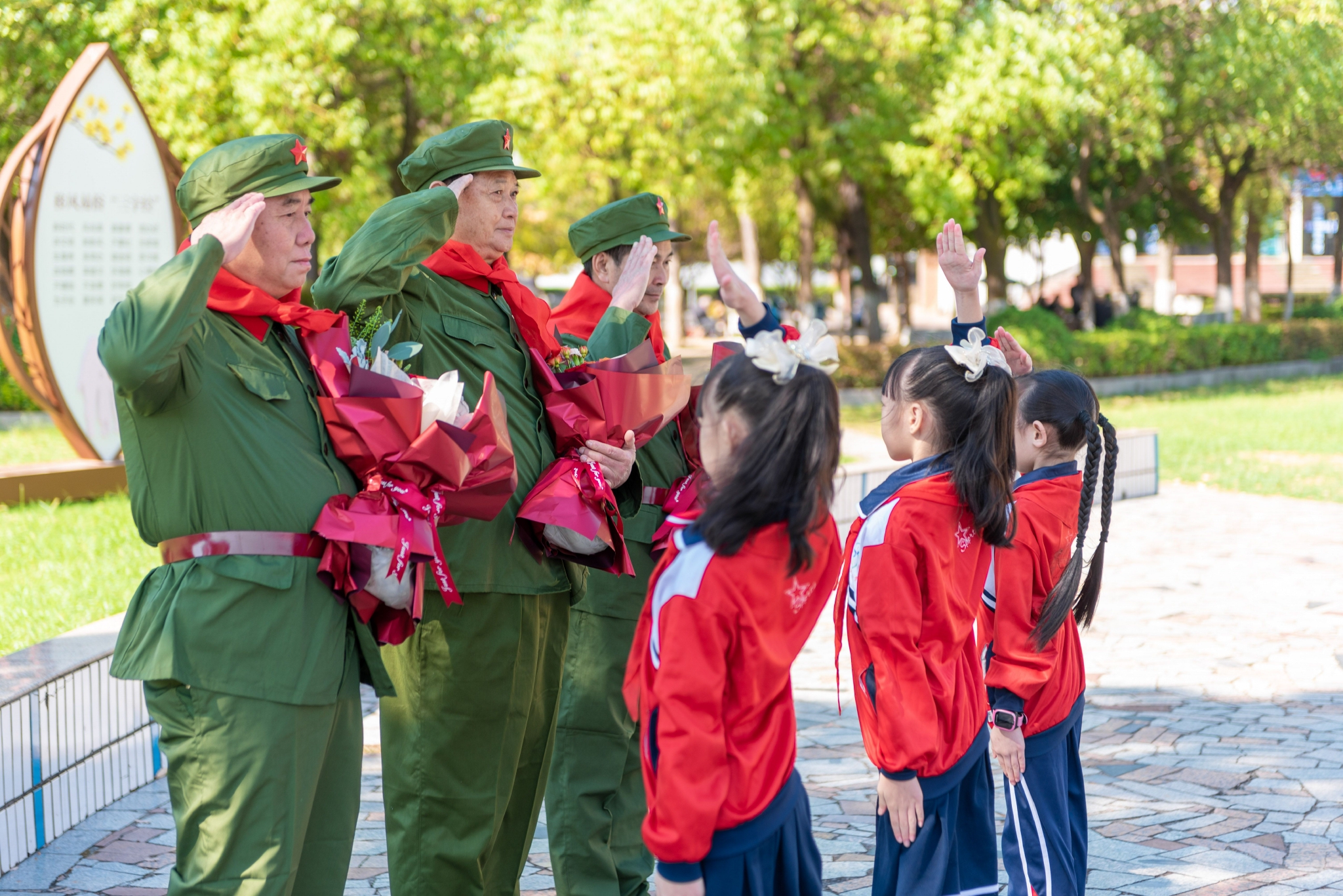 "红领巾"致敬老战士|老战士|吉安市|小学_新浪新闻