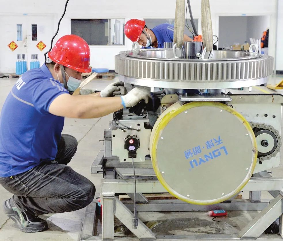 工作人员正在进行零件组装