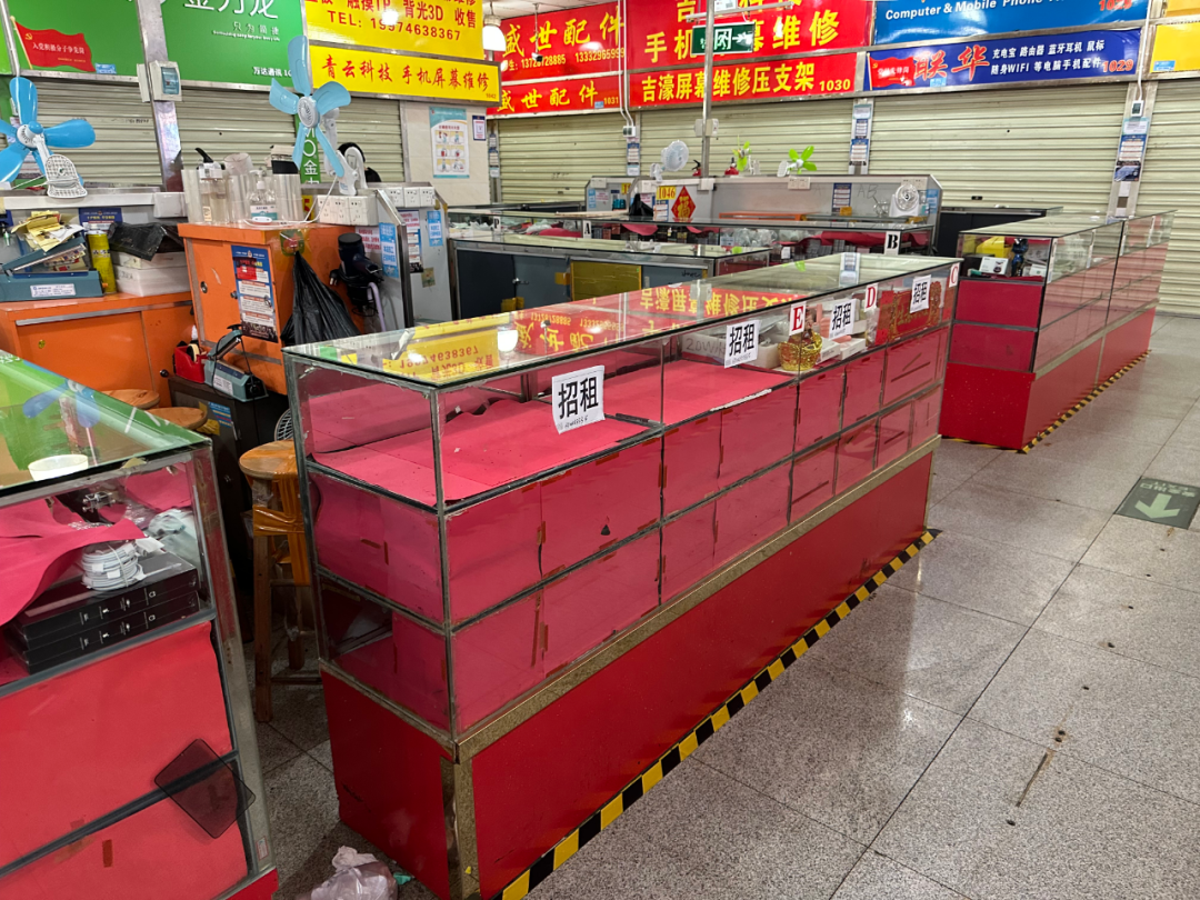  飞扬时代大厦内等待招租的柜台。 图片来源：每经记者 王晶 摄