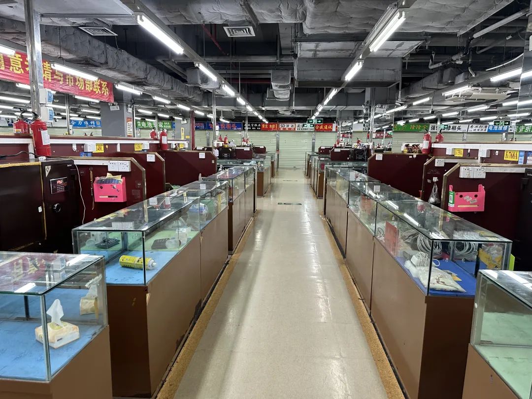  无人的档口。图片来源：每经记者 王晶 摄