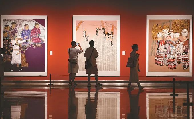 市民“五一”假期在江苏省美术馆观展。苏阳 摄