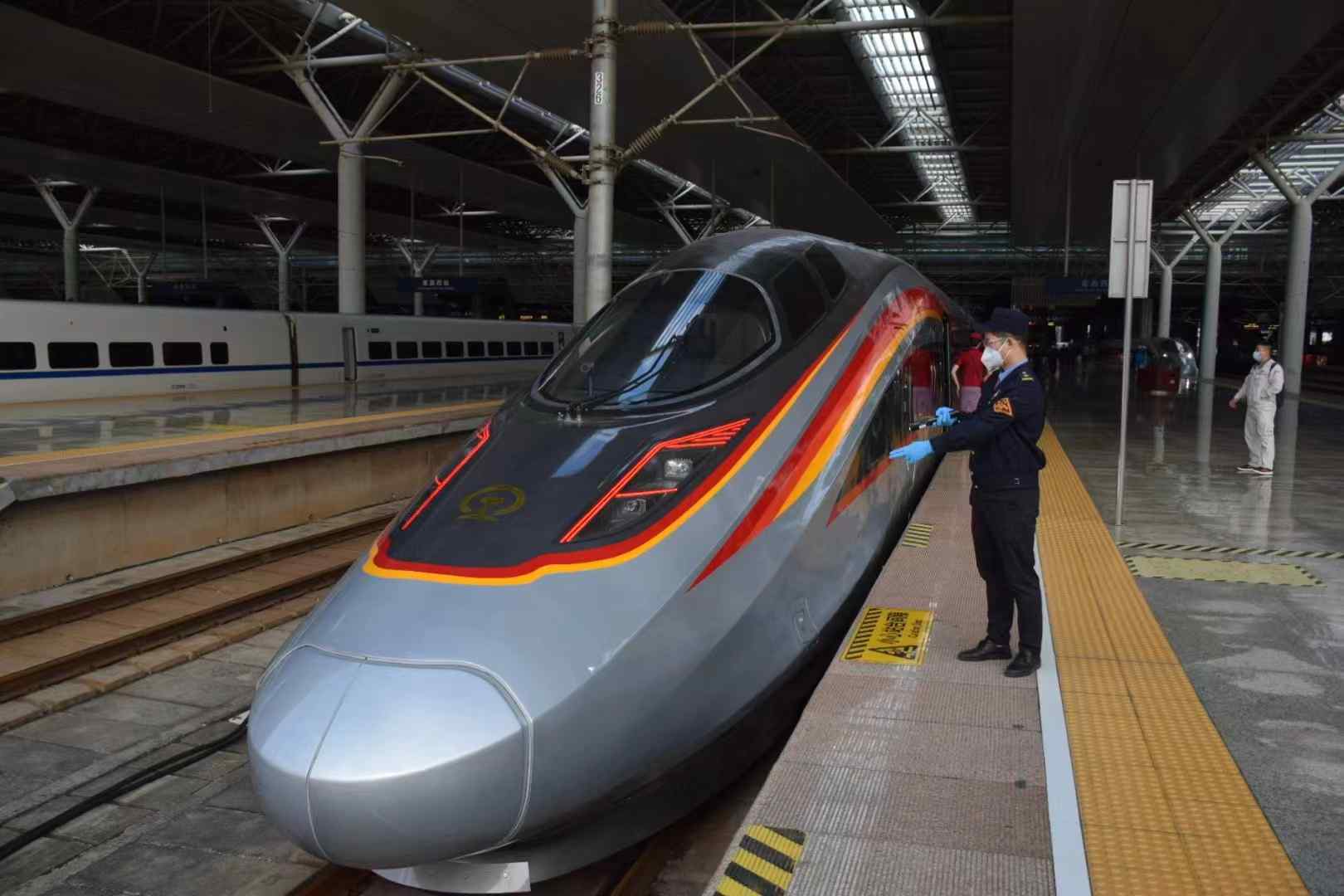 南昌西站即将开行的"复兴号"智能动车.(受访者供图)