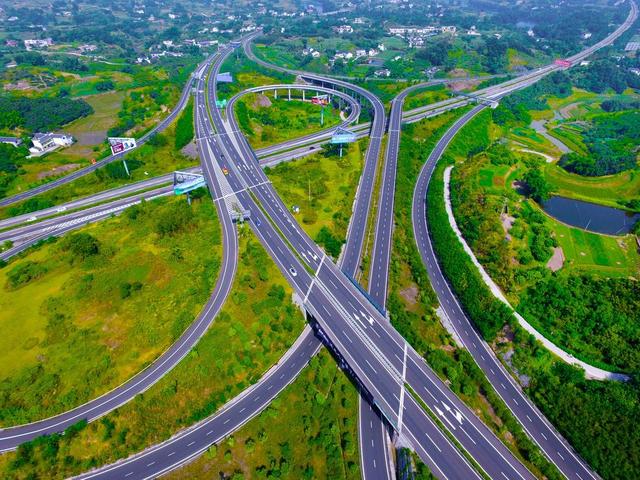 交通基础设施建设,"水公铁空"立体交通枢纽日益完善,百姓出行愈加便利