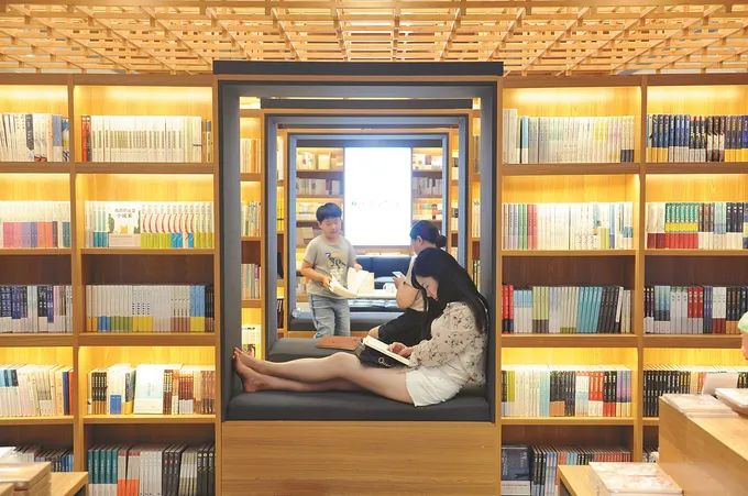 24小时书房里品味书香。余萍 摄