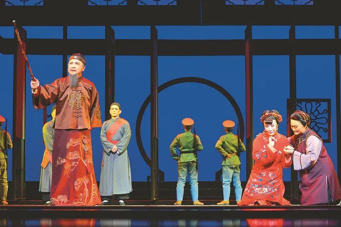 2018年10月27日，苏剧现代戏《国鼎魂》作为紫金文化节闭幕演出剧目在南京精彩上演。范俊彦 摄
