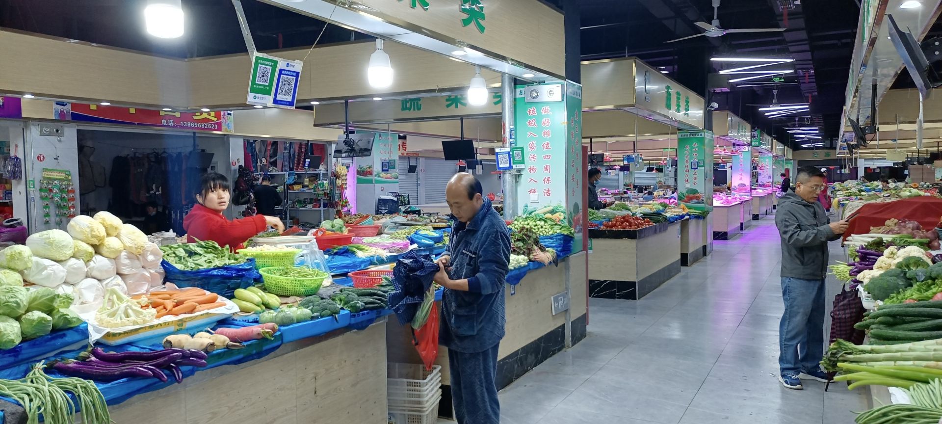 市民在干净整洁的菜市场买菜