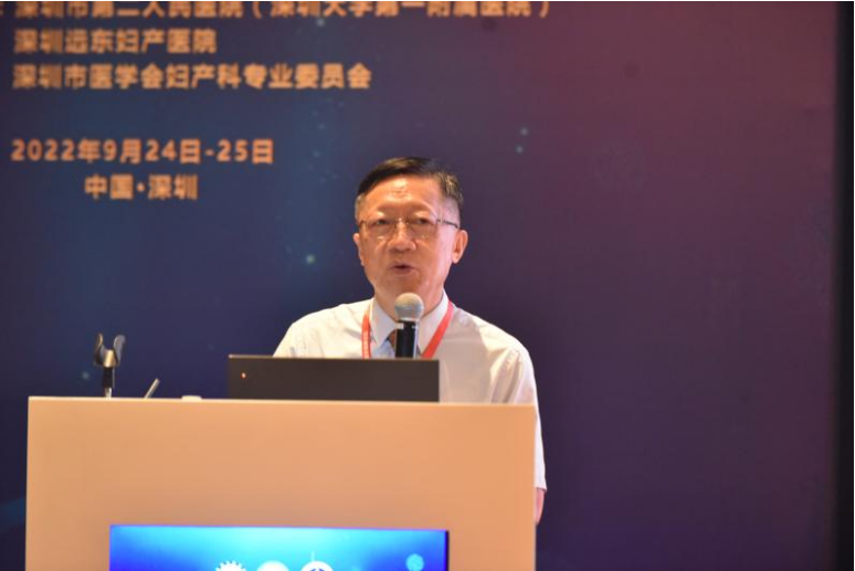 　　·苏放明教授正在做主题演讲