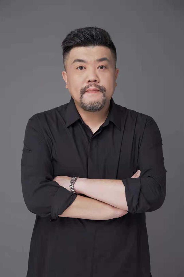 封面会客厅|从相声演员转型到电影导演,张栾讲述《哥,你好》的幕后