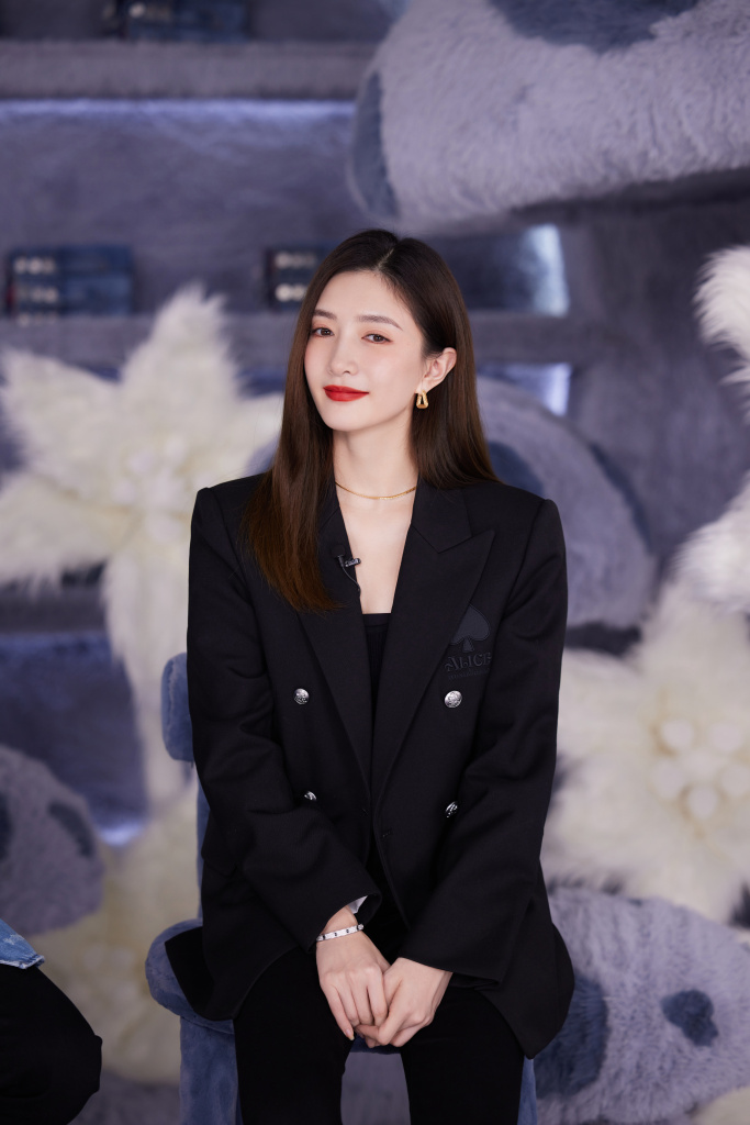 江疏影黑色西装造型出席品牌活动长发红唇御姐范满满