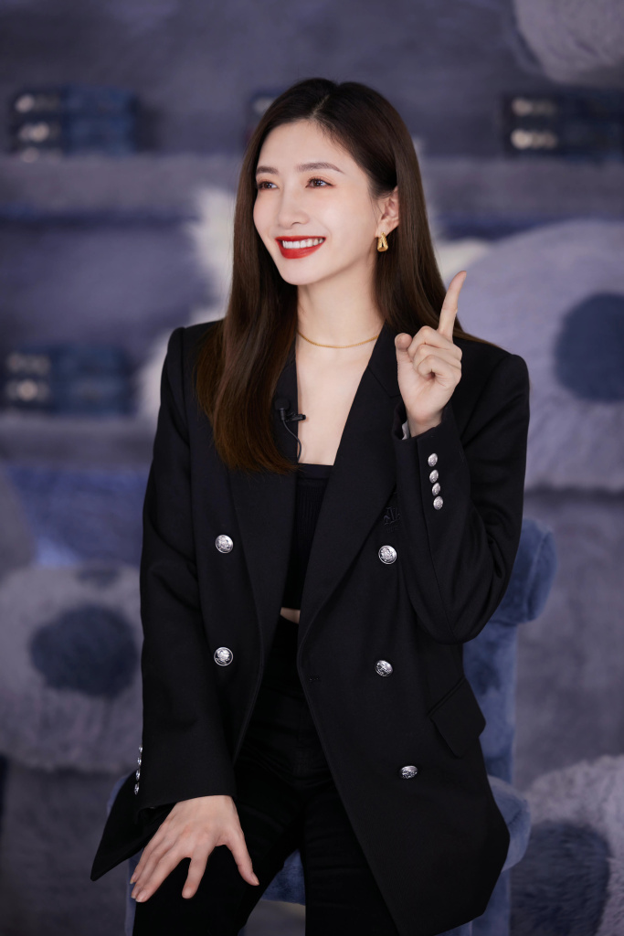 江疏影黑色西装造型出席品牌活动长发红唇御姐范满满