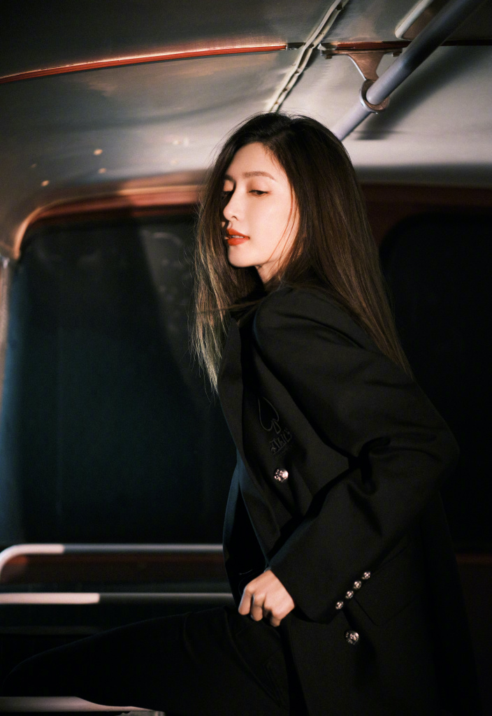 江疏影黑色西装造型出席品牌活动长发红唇御姐范满满