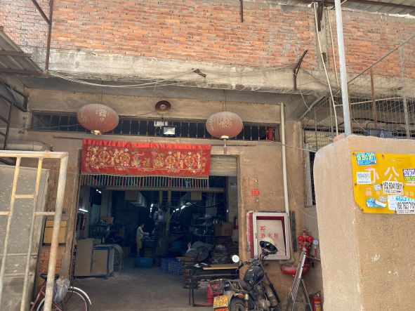 陈埭镇的鞋厂隐匿在红色砖房中。图源：时代财经摄