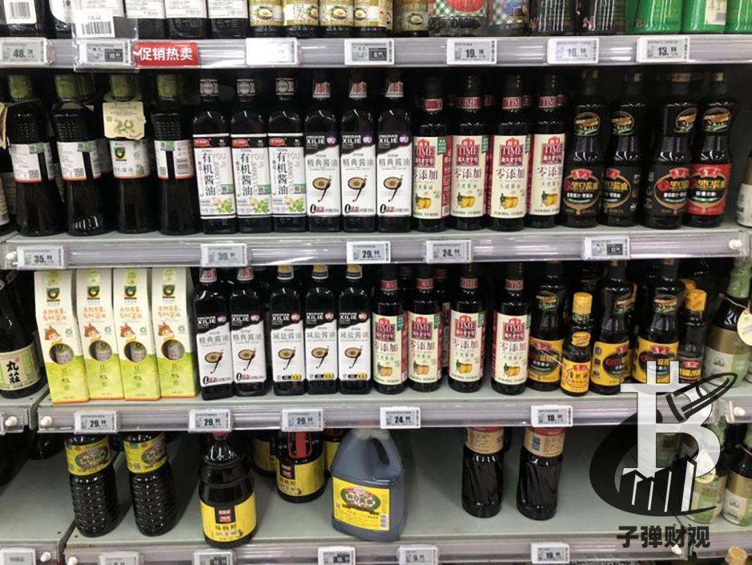 　　图/物美超市货架上的“0添加”酱油品牌