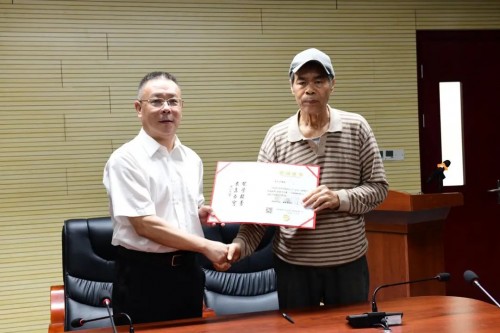 　　校党委副书记唐忠阳向吴信才教授颁发捐赠证书
