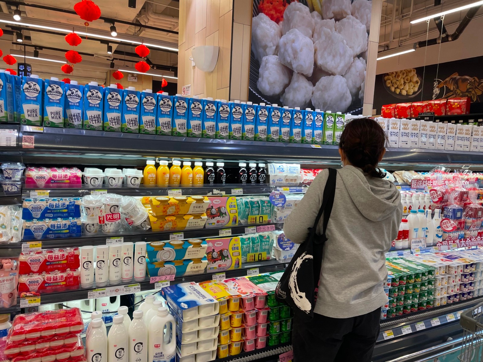 消费者在北京某超市选购酸奶产品.(周子荑/图)