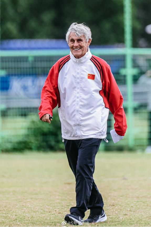 再次回到中国的米卢,又穿起红白相间的中国队服.