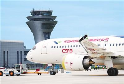 位于陕西省渭南市蒲城县的渭南机场是国家民机科研试飞基地。图为位于该机场的C919大型客机试飞机。新华社记者 丁 汀摄