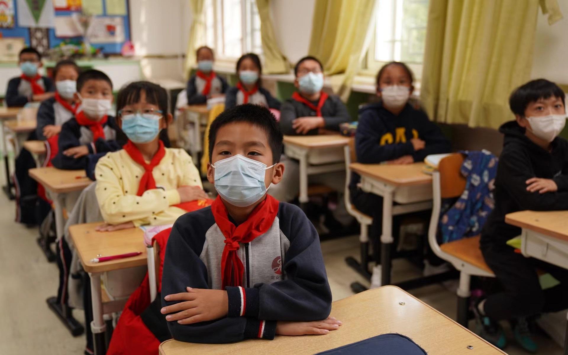 北京市第十一中学附属定安里小学组织孩子们在校观看"天宫课堂".