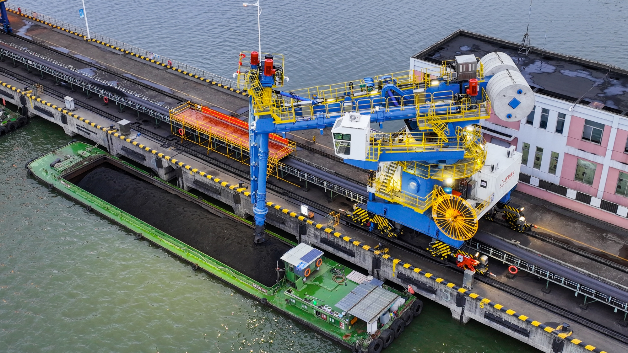 图为浙能滨海热电公司螺旋式智能卸船机全景 史勇 摄