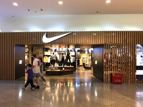 北京某商场内的耐克品牌店(司雯/图)