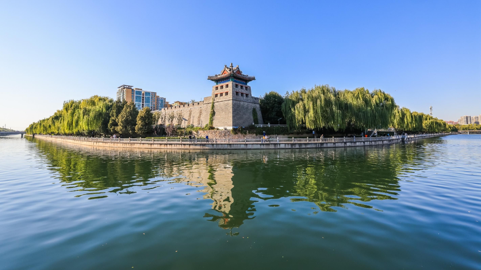 修建栈桥,下挖步道,打通断道,南护城河滨水步道健身走起!