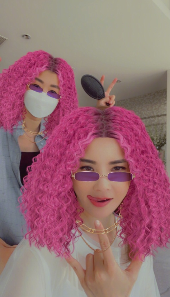 蔡卓妍晒搞怪自拍称粉色爆炸头造型灵感来自张蔷