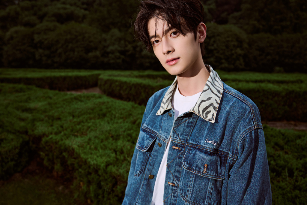 陈鹤一22岁生日写真释出 清爽少年融入大自然_高清图集_新浪网