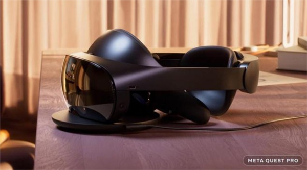 扎克伯格谈自家万元VR头显：成本价 不学苹果