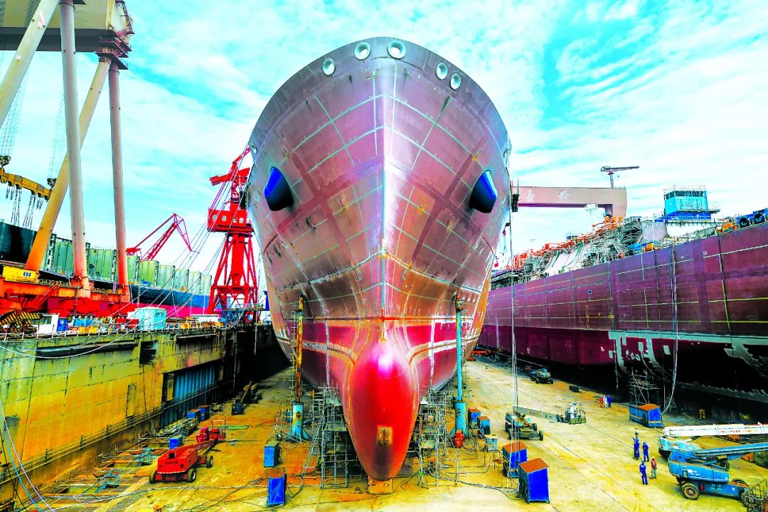 图为沪东中华造船（集团）有限公司工作人员在建造货轮。 中新社记者 田雨昊 摄