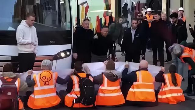 11日，过路司机与“停止开采石油”组织成员发生冲突 社交媒体图