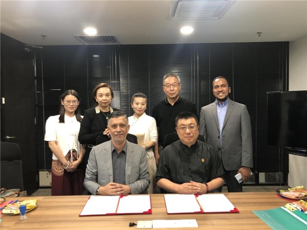 　　汉学研究院张健院长代表产业联盟与皇室成员签署高纯度石英砂合作协议