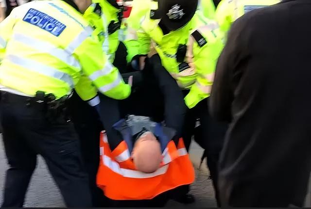 伦敦警方11日拖走一名示威者 社交媒体图