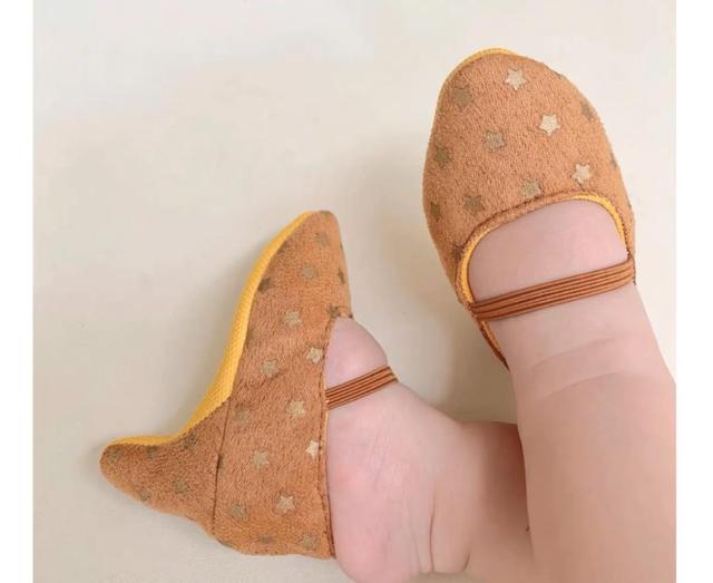 婴儿高跟鞋。网店截图