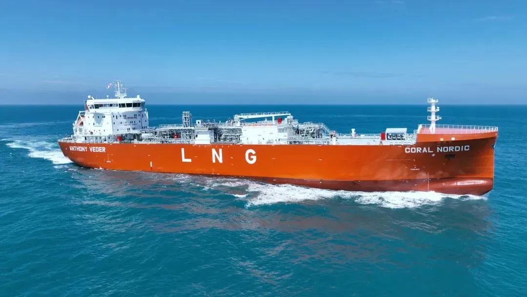 　　10月12日，中国船舶集团有限公司旗下江南造船（集团）有限责任公司为荷兰船东Anthony Veder公司设计、建造的30000立方米液化天然气（LNG）运输船“Coral Nordic”号在上海签字交付。（图片来源：《中国船舶报》官方微信）