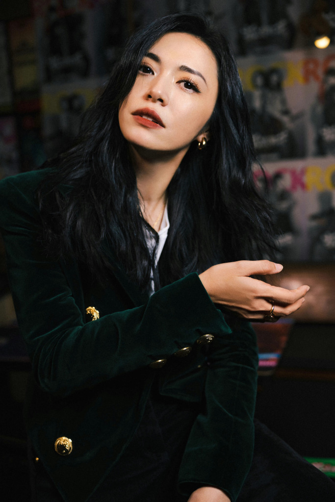 姚晨绿丝绒造型《摇滚狂花》宣传写真 卷发红唇黑衣女王范十足_高清