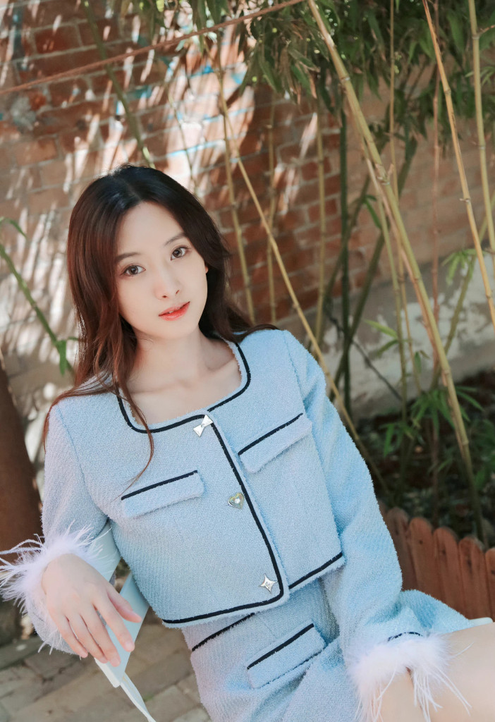 代文雯小香风造型秋日户外写真释出清新柔美让人眼前一亮