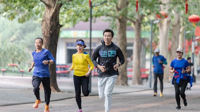 　　跑步爱好者参加北京链家社区跑活动