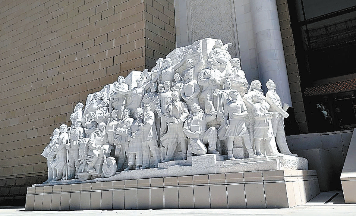 大型雕塑《伟业》,65位人物均来自真实原型.清华美院供图