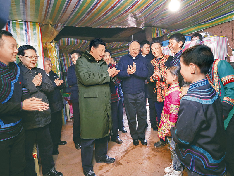 2018年2月10日至13日，中华民族传统节日农历春节来临之际，中共中央总书记、国家主席、中央军委主席习近平来到四川考察调研，看望慰问各族干部群众，向全国各族人民致以美好的新春祝福。这是2月11日上午，习近平在凉山彝族自治州昭觉县三岔河乡三河村贫困户吉好也求家中看望，听10岁小女孩吉好有果唱《国旗国旗真美丽》。　新华社记者 鞠鹏/摄