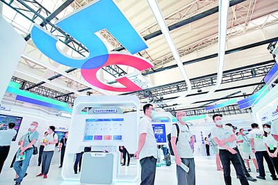 在2022世界5G大会中国电信集团有限公司展区，参观者现场了解5G产品。新华社发