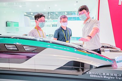     在2022智博会中国中车展厅，工作人员（右）向嘉宾介绍时速600公里高速磁悬浮交通系统。新华社发