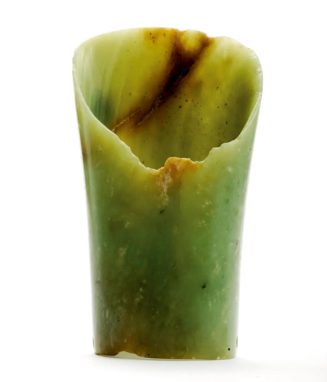 辽宁凌源牛河梁遗址出土的斜口筒形玉器.